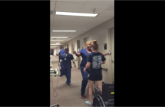 Vajza e paralizuar befason infermieren pasi papritmas fillon të ecë (Video)